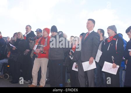 Manchester, UK 6 février 2015 Louis Van Gaal, manager de Manchester United, est parmi les fans de payer leur respect au mémorial à l'extérieur du terrain de football d'Old Trafford. 23 des 44 passagers, y compris les joueurs, le personnel de la salle arrière et des journalistes, est mort quand l'avion s'est écrasé dans un blizzard comme il a essayé de décoller de l'aéroport de Munich après le match de la coupe d'Europe avec l'étoile rouge de Belgrade. Crédit : John Fryer/Alamy Live News Banque D'Images