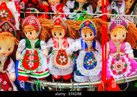 BUDAPEST - Octobre 22 : magyar dolls le 22 octobre 2014 à Budapest, Hongrie. Une grande variété de poupées sont vendues à t Banque D'Images