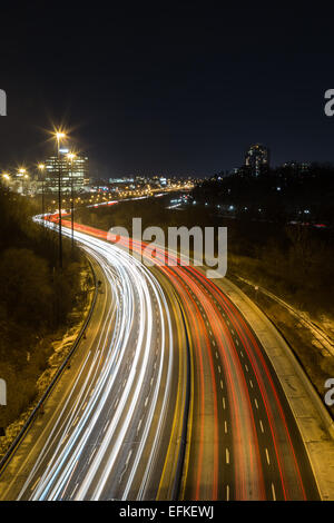 Vue de la lumière des sentiers sur une route Banque D'Images