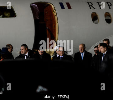 Moscou, Russie. 6 Février, 2015. Le Président français François Hollande (avant, centre) arrive dans un aéroport de Moscou, capitale de la Russie, le 6 février 2015. Le Président français François Hollande et la Chancelière allemande Angela Merkel arrive à Moscou vendredi pour des entretiens avec le président russe Vladimir Poutine au cours d'une solution pacifique à la crise en Ukraine. Source : Xinhua/Alamy Live News Banque D'Images