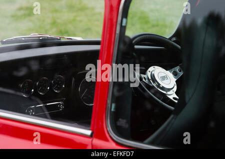 Austin Mini Cooper S Voiture volant. Voiture classique britannique Banque D'Images