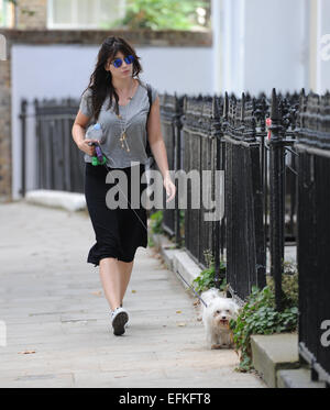 Daisy Lowe dehors et environ avec son chien dans la région de Primrose Hill En vedette : Daisy Lowe Où : London, Royaume-Uni Quand : 04 août 2014 Banque D'Images