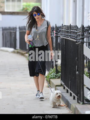 Daisy Lowe dehors et environ avec son chien dans la région de Primrose Hill En vedette : Daisy Lowe Où : London, Royaume-Uni Quand : 04 août 2014 Banque D'Images