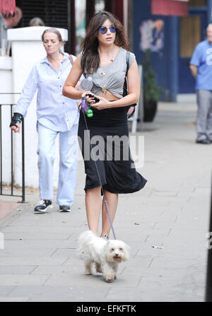 Daisy Lowe dehors et environ avec son chien dans la région de Primrose Hill En vedette : Daisy Lowe Où : London, Royaume-Uni Quand : 04 août 2014 Banque D'Images