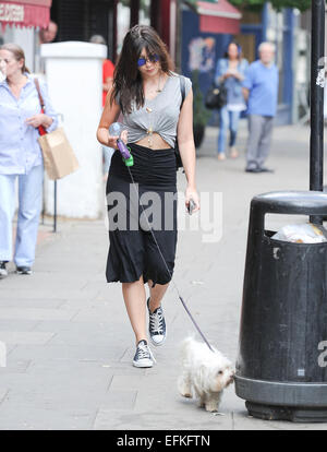 Daisy Lowe dehors et environ avec son chien dans la région de Primrose Hill En vedette : Daisy Lowe Où : London, Royaume-Uni Quand : 04 août 2014 Banque D'Images