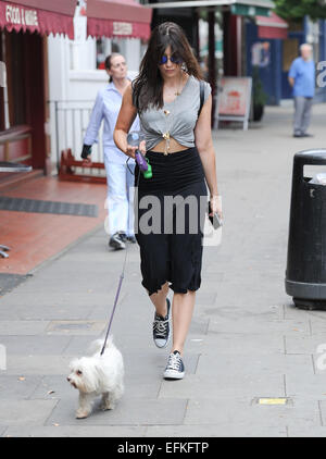 Daisy Lowe dehors et environ avec son chien dans la région de Primrose Hill En vedette : Daisy Lowe Où : London, Royaume-Uni Quand : 04 août 2014 Banque D'Images