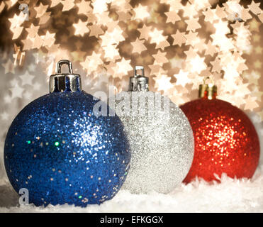 Boules de Noël dans la neige sur un magnifique arrière-plan flou. Banque D'Images