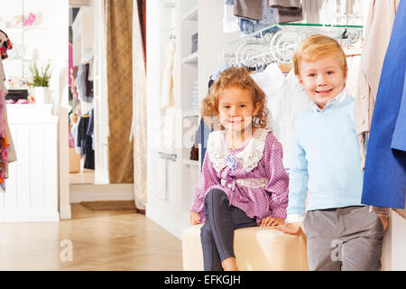 Smiling boy and girl sont ensemble tout en shopping Banque D'Images