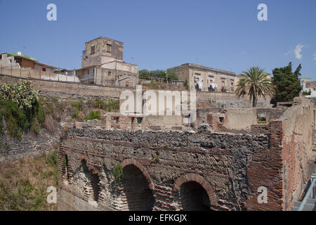 Les ruines de l'ancienne ville romaine, Herculanum, et dans l'arrière-plan la ville moderne d'Ercolano. Banque D'Images