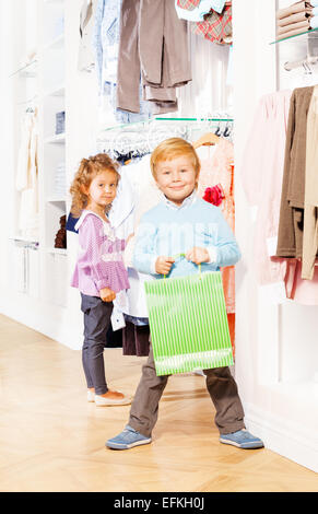 Smiling boy avec panier et une fille derrière Banque D'Images