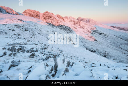 Danw lumière rose sur Crinkle Crags et Bowfell, Lake District National Park Banque D'Images