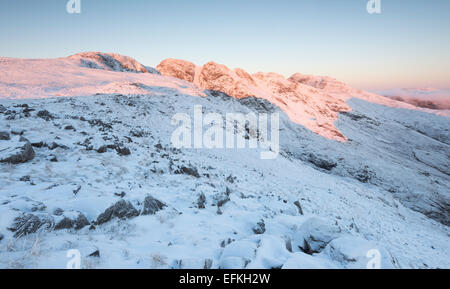 Tôt le matin, la lumière du soleil d'hiver sur Crinkle Crags et Bowfell, Lake District National Park Banque D'Images