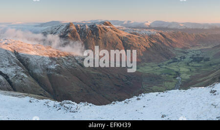 Vue panoramique de Elterwater et les Langdale Pikes de Crinkle Crags, Lake District National Park Banque D'Images