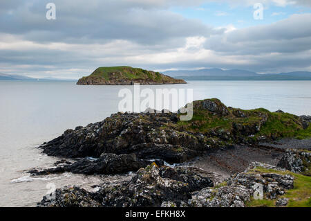 Une vue de l'île de jeune fille juste en dehors du port d'Oban, Argyll, Scotland. Mai. Banque D'Images