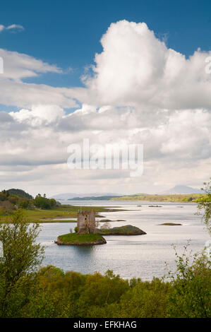 Château de Stalker perché sur une île dans le Loch Linnhe, Argyll, Scotland. Mai. Banque D'Images