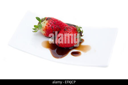 Fraises au vinaigre balsamique sur fond blanc Banque D'Images