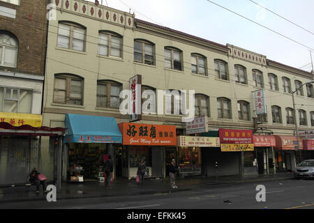 Ciel gris sur la route de ginseng chinois des auvents, boulangeries, restaurants, Stockton Street, Chinatown, San Francisco Banque D'Images