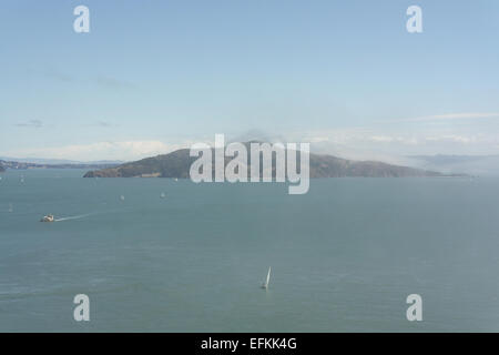 Ciel bleu du Golden Gate Bridge à travers les eaux bleu-vert de la baie de San Francisco avec yacht, de brume sur l'Angel Island, Californie Banque D'Images