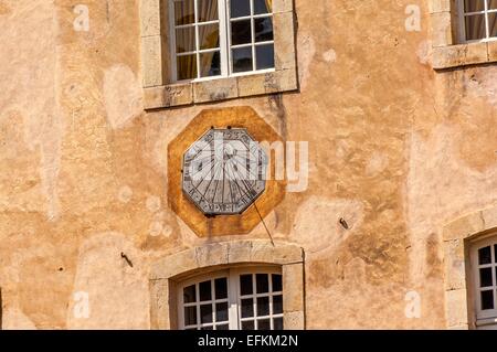 Cadrans solaire de la façade du château d'Entrecasteaux et ses jardins d'Entrecasteaux var france 83 Banque D'Images