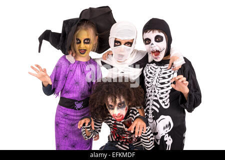 Les enfants face à la peinture et les costumes de Halloween isolé dans White Banque D'Images