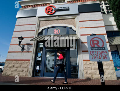 Ft. Worth, Texas, USA. Feb 6, 2015. 6 février 2015. Radio Shack a déposé son bilan en Cour fédérale le 5 février 2015 après un certain nombre d'années de mauvaise performance par le détaillant d'électronique. © Ralph Lauer/ZUMA/Alamy Fil Live News Banque D'Images