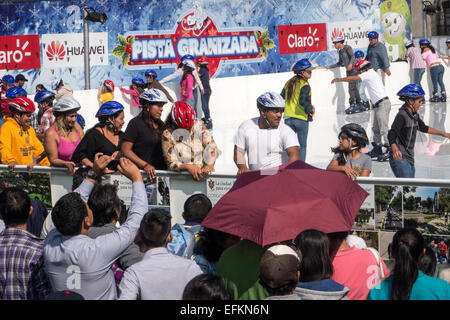 Les gens patiner sur de la glace artificielle dans Guatemala City Banque D'Images