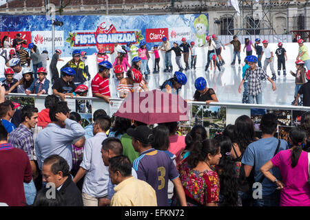 Les gens patinage sur glace patinoire artificielle Banque D'Images