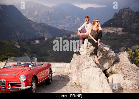 Couple assis dans le sud de la France montagne en vacances avec leur voiture classique Banque D'Images