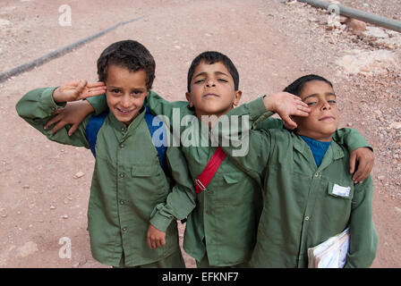 Trois garçons non identifiés, vêtu de l'uniforme scolaire, pose devant l'appareil photo le 5 mai 2007 à Thula, Yémen Banque D'Images