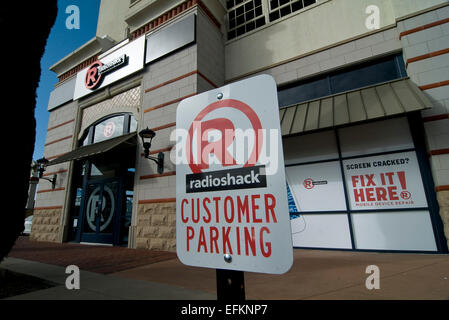 Ft. Worth, Texas, USA. Feb 6, 2015. 6 février 2015. Un Radioshack magasin situé sur la 7e Rue à Ft. Worth où l'origine de la société. Radio Shack a déposé son bilan en Cour fédérale le 5 février 2015 après un certain nombre d'années de mauvaise performance par le détaillant d'électronique. © Ralph Lauer/ZUMA/Alamy Fil Live News Banque D'Images