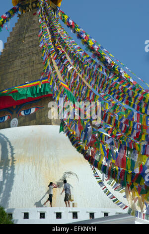 L'épandage de chaux à Bodnath le plus grand Stupa du Népal Katmandou Durbar Suare Banque D'Images