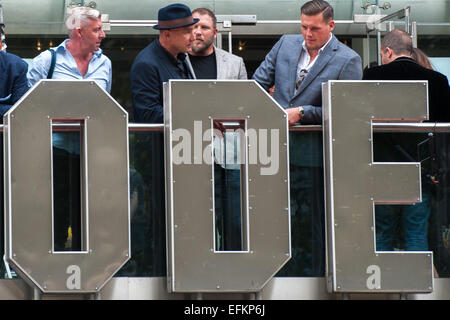 Vinnie Jones debout sur le balcon de l'Odeon Cinema avant la première de l'usure 3. En vedette : Vinnie Jones Où : London, England, United Kingdom Quand : 04 août 2014 Banque D'Images