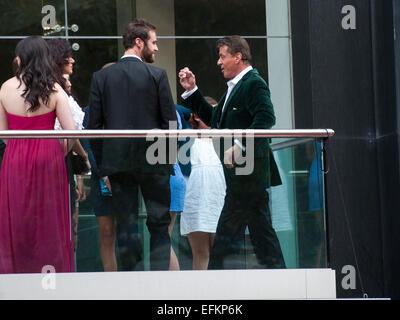 Sylvester Stallone debout sur le balcon de l'Odeon Cinema avant la première de l'usure 3. Avec : Sylvester Stallone Où : London, England, United Kingdom Quand : 04 août 2014 Banque D'Images