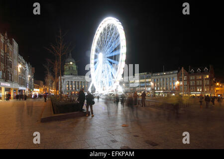 Nottingham, Royaume-Uni. 6 Février, 2015. Lumière Nuit : 6 février plus de 40 événements arts et de la culture libre dans le centre-ville de Nottingham le 60 m 'haut' dans la roue de Nottingham Nottinghams Place du marché - la chambre du conseil dans l'arrière-plan la lumière physique fantastique les amuseurs publics. Les amuseurs de la physique sont de retour encore une fois de plus incroyable physique astuces dans le thème de la lumière pour émerveiller et divertir toute la famille. Credit : Pete Jenkins/Alamy Live News Banque D'Images