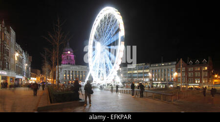 Nottingham, Royaume-Uni. 6 Février, 2015. Lumière Nuit : 6 février plus de 40 événements arts et de la culture libre dans le centre-ville de Nottingham le 60 m 'haut' dans la roue de Nottingham Nottinghams Place du marché - la chambre du conseil dans l'arrière-plan la lumière physique fantastique les amuseurs publics. Les amuseurs de la physique sont de retour encore une fois de plus incroyable physique astuces dans le thème de la lumière pour émerveiller et divertir toute la famille. Credit : Pete Jenkins/Alamy Live News Banque D'Images