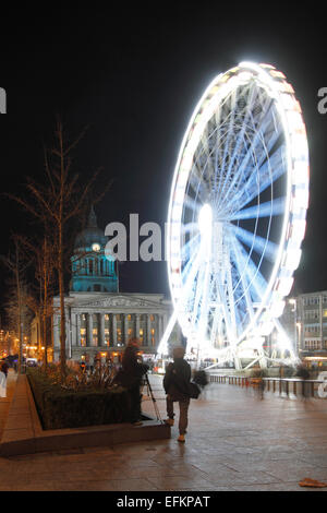 Nottingham, Royaume-Uni. 6 Février, 2015. Lumière Nuit : 6 février plus de 40 événements arts et de la culture libre dans le centre-ville de Nottingham le 60 m 'haut' dans la roue de Nottingham Nottinghams Place du marché - la chambre du conseil dans l'arrière-plan la lumière physique fantastique les amuseurs publics. Les amuseurs de la physique sont de retour encore une fois de plus incroyable physique astuces dans le thème de la lumière pour émerveiller et divertir toute la famille. Credit : Pete Jenkins/Alamy Live News Banque D'Images