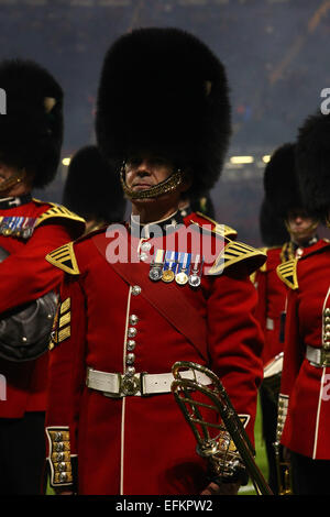 Cardiff, Pays de Galles. Le 06 février, 2015. Championnat de Six Nations. Le Pays de Galles et l'Angleterre. La bande du 1er Bataillon du Welsh Guards de divertir la foule avant le début du match : Action Crédit Plus Sport/Alamy Live News Banque D'Images