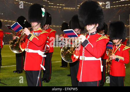 Cardiff, Pays de Galles. Le 06 février, 2015. Championnat de Six Nations. Le Pays de Galles et l'Angleterre. La bande du 1er Bataillon du Welsh Guards de divertir la foule avant le début du match : Action Crédit Plus Sport/Alamy Live News Banque D'Images