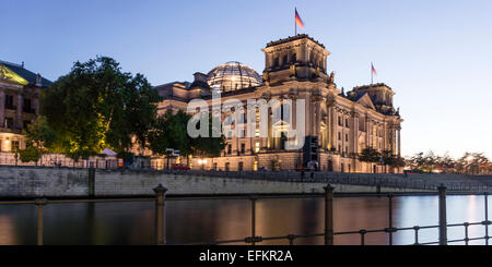 Au Reichstag allemand Spree, Berlin, Allemagne Banque D'Images