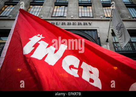 Londres, Royaume-Uni. Feb 6, 2015. Nettoyeurs IWGB protester pour vivre à l'extérieur Burberry Crédit : Guy Josse/Alamy Live News Banque D'Images