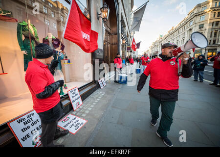 Londres, Royaume-Uni. Feb 6, 2015. Nettoyeurs IWGB protester pour vivre à l'extérieur Burberry Crédit : Guy Josse/Alamy Live News Banque D'Images