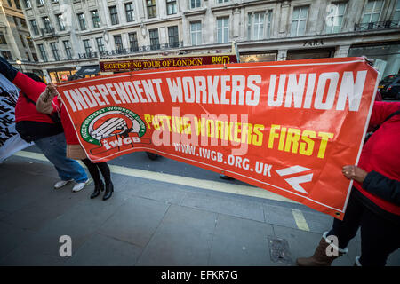 Londres, Royaume-Uni. Feb 6, 2015. Nettoyeurs IWGB protester pour vivre à l'extérieur Burberry Crédit : Guy Josse/Alamy Live News Banque D'Images