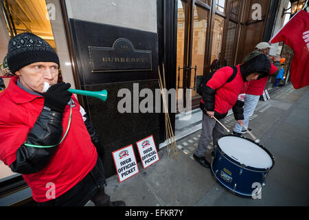 Londres, Royaume-Uni. Feb 6, 2015. Nettoyeurs IWGB protester pour vivre à l'extérieur Burberry Crédit : Guy Josse/Alamy Live News Banque D'Images