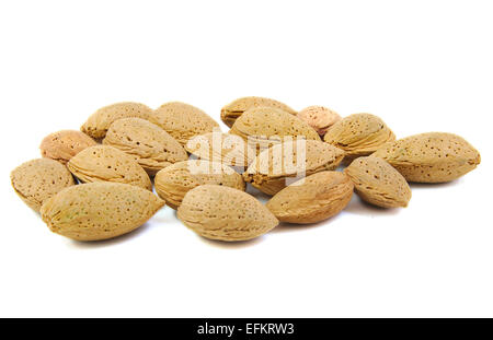 Beaucoup d'amandes sur fond blanc Banque D'Images