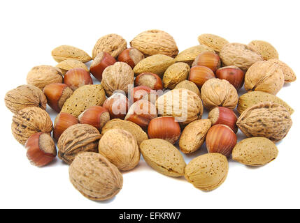 Mélanges de noix : les noix, amandes et noisettes sur fond blanc Banque D'Images