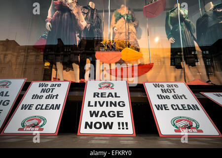 Londres, Royaume-Uni. Feb 6, 2015. Nettoyeurs IWGB protester pour vivre à l'extérieur Burberry Crédit : Guy Josse/Alamy Live News Banque D'Images