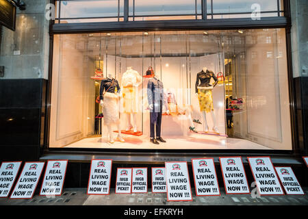 Londres, Royaume-Uni. Feb 6, 2015. Nettoyeurs IWGB protester pour vivre à l'extérieur Burberry Crédit : Guy Josse/Alamy Live News Banque D'Images