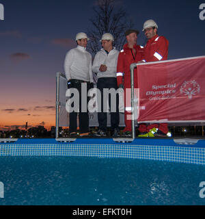 Queen Elizabeth Olympic Park, Londres, UK. 6 février 2015. Dirigeants de National Grid, prête pour le lancement au Royaume-Uni du Polar Plunge, où les participants d'amasser des fonds entre £1 000-£2 000 chacun à prendre part pour ensuite sauter dans l'eau glacée. L'événement vise à amasser des fonds pour le mouvement des Jeux Olympiques spéciaux qui propose toute l'année des sports de base l'entraînement et de la compétition pour les enfants et les adultes ayant une déficience intellectuelle (apprentissage). Crédit : Stephen Chung/Alamy Live News Banque D'Images