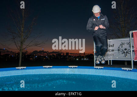 Queen Elizabeth Olympic Park, Londres, UK. 6 février 2015. Jean Pettigrew de National Grid, bondit dans 20 tonnes de glace et l'eau comme le Polar Plunge est lancé au Royaume-Uni avec un plongeon 'Executive', où les participants d'amasser des fonds entre £1 000-£2 000 chacun à participer. L'événement vise à amasser des fonds pour le mouvement des Jeux Olympiques spéciaux qui propose toute l'année des sports de base l'entraînement et de la compétition pour les enfants et les adultes ayant une déficience intellectuelle (apprentissage). Crédit : Stephen Chung/Alamy Live News Banque D'Images