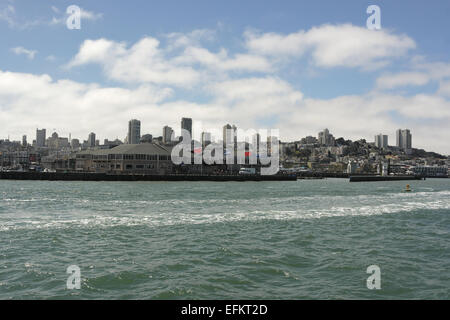 Ciel bleu nuages blancs vue depuis bay ferry vers Pier 39, Fisherman's Wharf et de Russian Hill, San Francisco, California, USA Banque D'Images